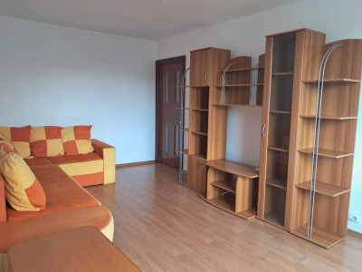 Apartament de 3 camere, 70 mp, decomandat, balcon, zona  Eroii Revolutiei
