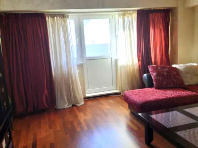 Apartament de 2 camere, 60 mp, decomandat, balcon, metrou, zona Unirii