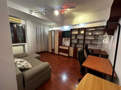 Garsonieră decomandată, 35 mp, centrală – ultracentral, Piața Romană