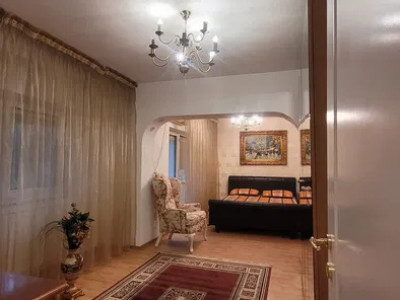 Apartament de 2 camere, lux, balcon, parc, zona Parcul Carol