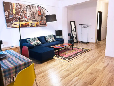 Apartament de 2 camere, modern, centrala, balcon, zona Damaroaia