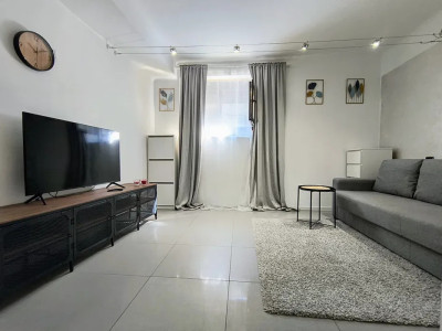 Garsonieră decomandată, 35 mp – Victoriei, cu centrală, pet friendly
