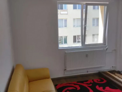 Apartament spațios la etaj superior – 3 camere, aproape de metrou
