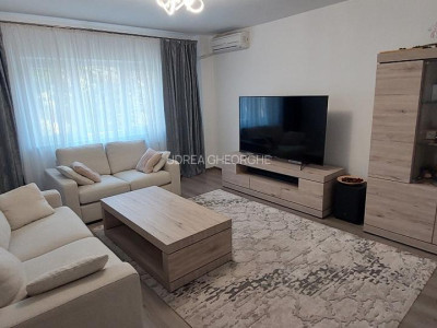Apartament de 3 camere, lux, centrala, parcare, balcon, zona Unirii