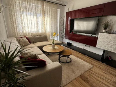 Apartament spațios de 4 camere, 2 băi, terasă și parcare, ideal pentru familie