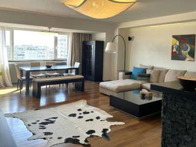 Apartament de 3 camere, 2 bai, centrala proprie, loc de parcare, Unirii