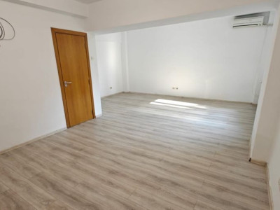 Garsonieră nemobilată, etaj 1, la 5 min de metrou Universitate