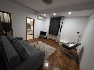 Garsonieră Piața Victoriei – mobilată nou, etaj 3, la 12 min de metrou