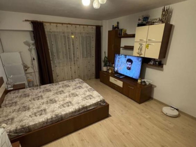 Garsonieră spațioasă, decomandată, 5 min Mall Vitan, etaj 2/8, balcon, metrou
